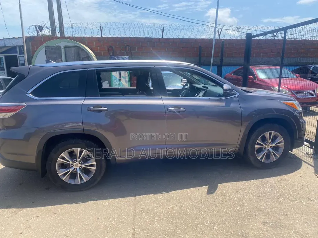 Toyota Highlander XLE 4dr SUV AWD (3.5L 6cyl 6A) 2015 Gray