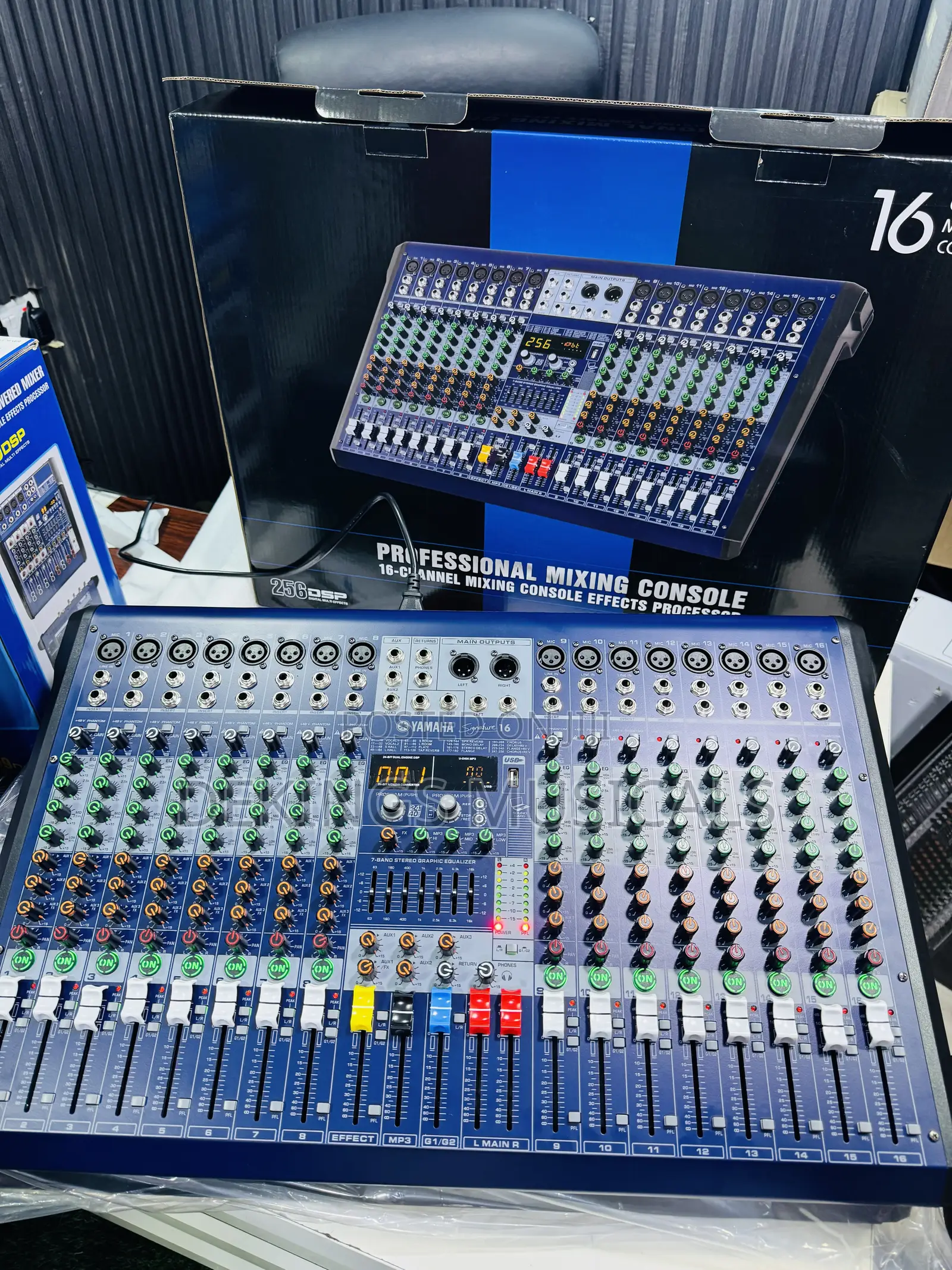 Yamaha Signature 16 Professional 16-Channel Console Mixer