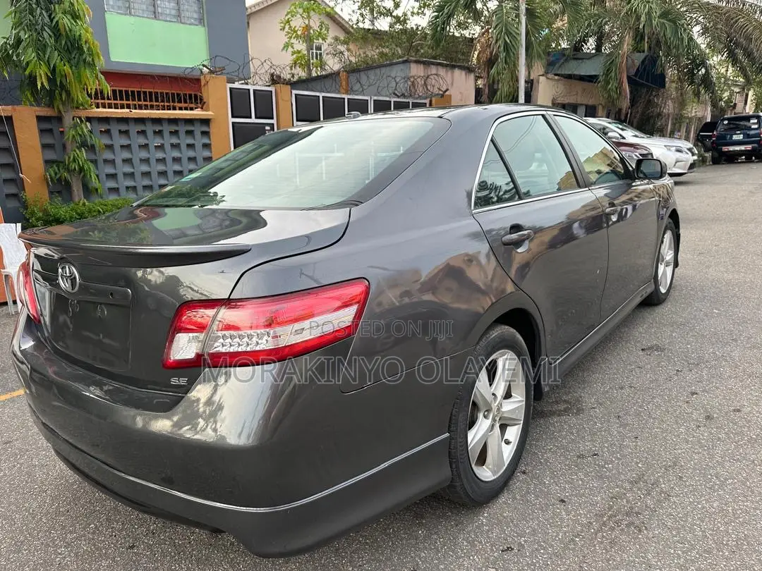 Toyota Camry SE 4dr Sedan (2.5L 4cyl 6AM) 2010 Gray