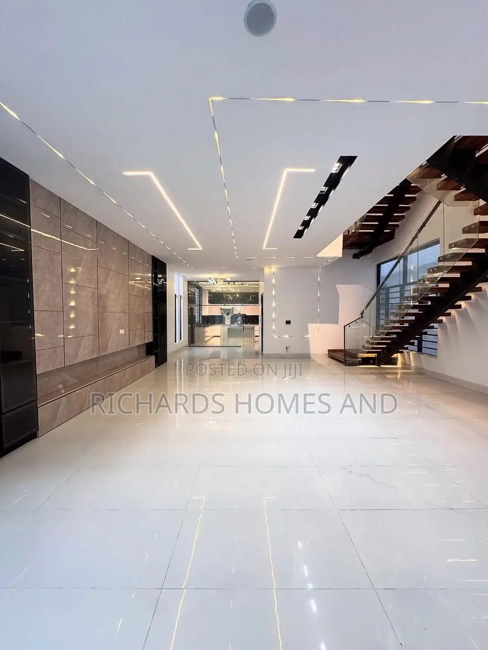 5bdrm Duplex in Chevron for sale