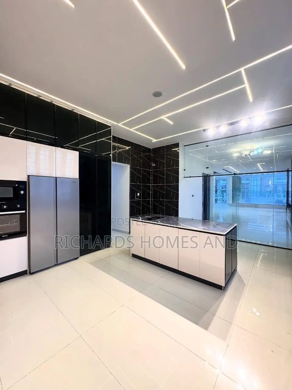 5bdrm Duplex in Chevron for sale