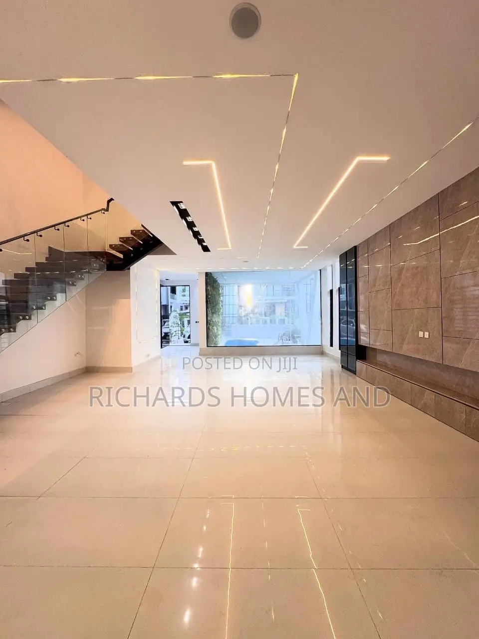 5bdrm Duplex in Chevron for sale