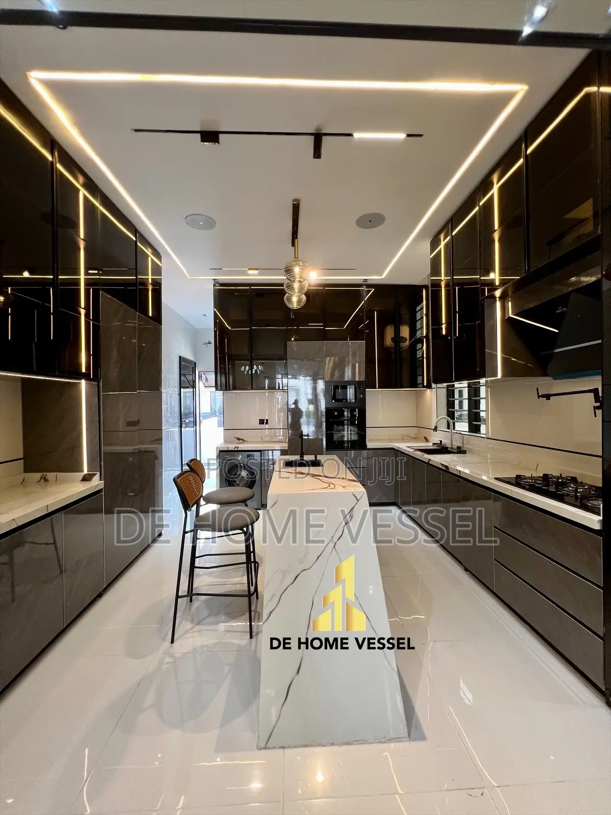 5bdrm Duplex in Chevron for sale