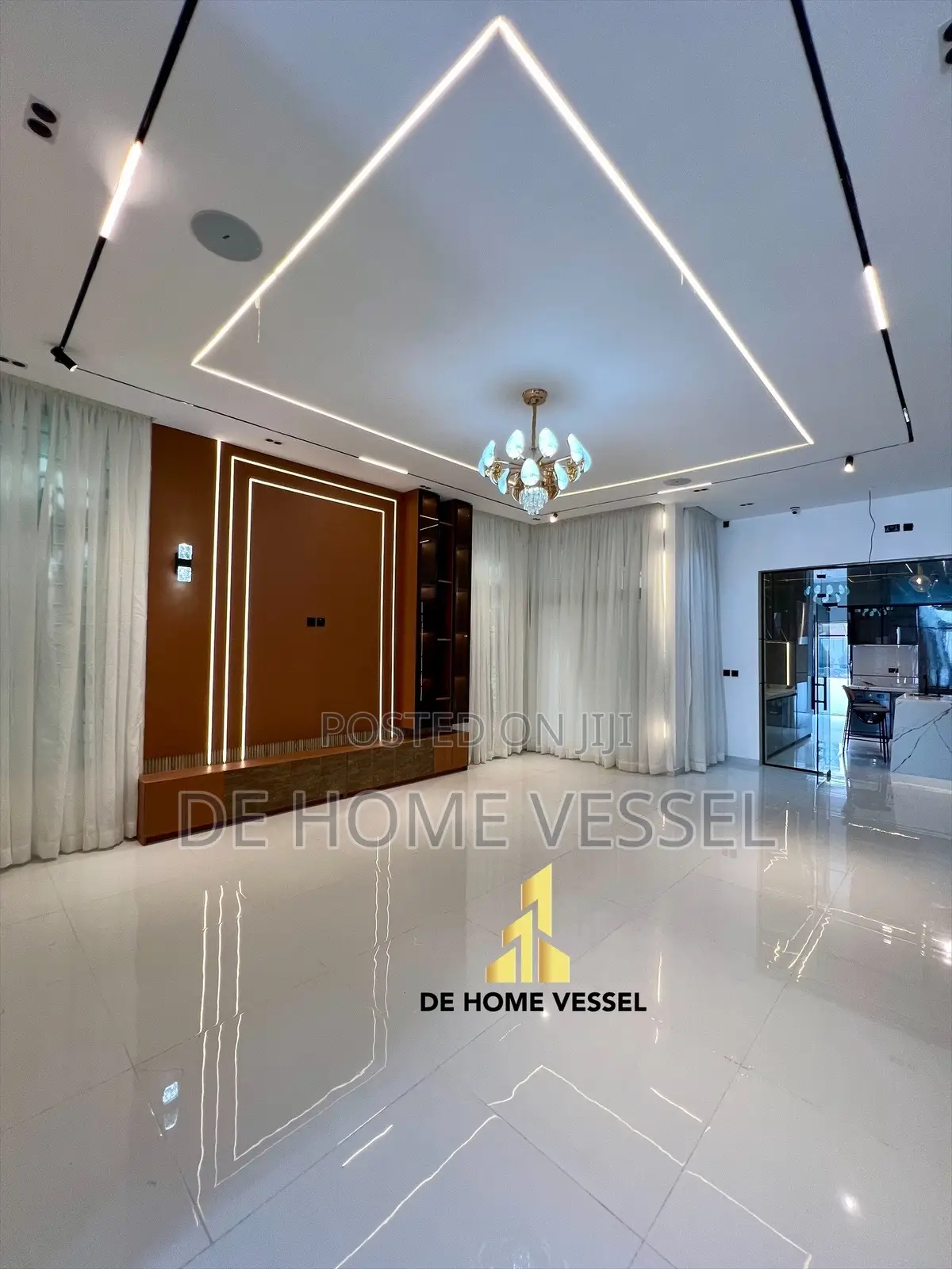 5bdrm Duplex in Chevron for sale