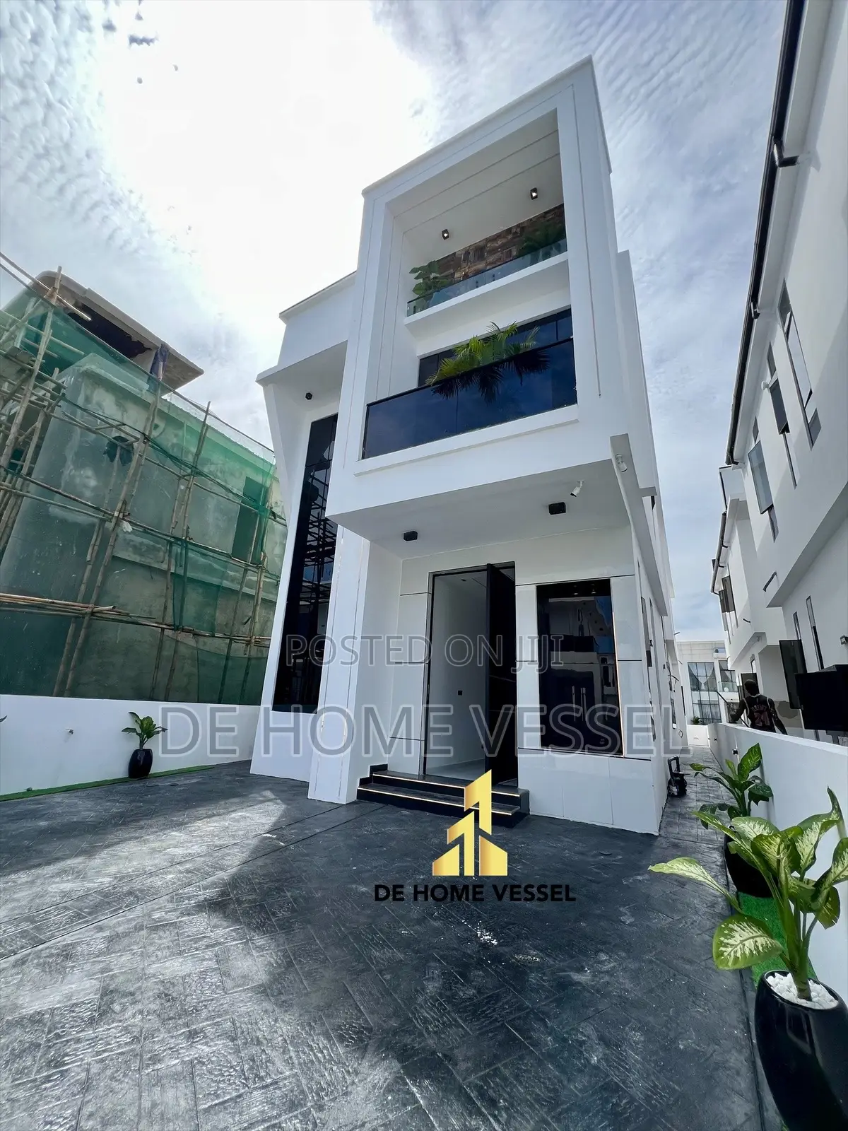 5bdrm Duplex in Chevron for sale