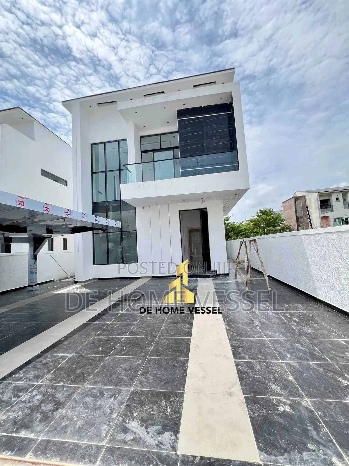 5bdrm Duplex in Chevron for sale