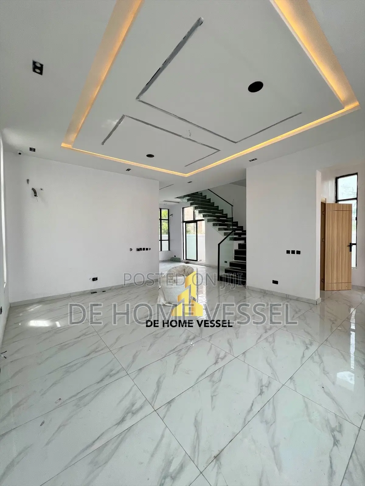 5bdrm Duplex in Chevron for sale