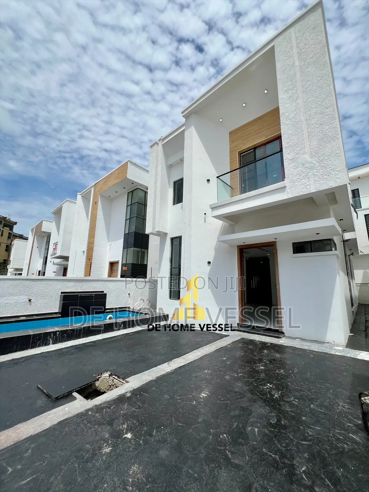 5bdrm Duplex in Chevron for sale