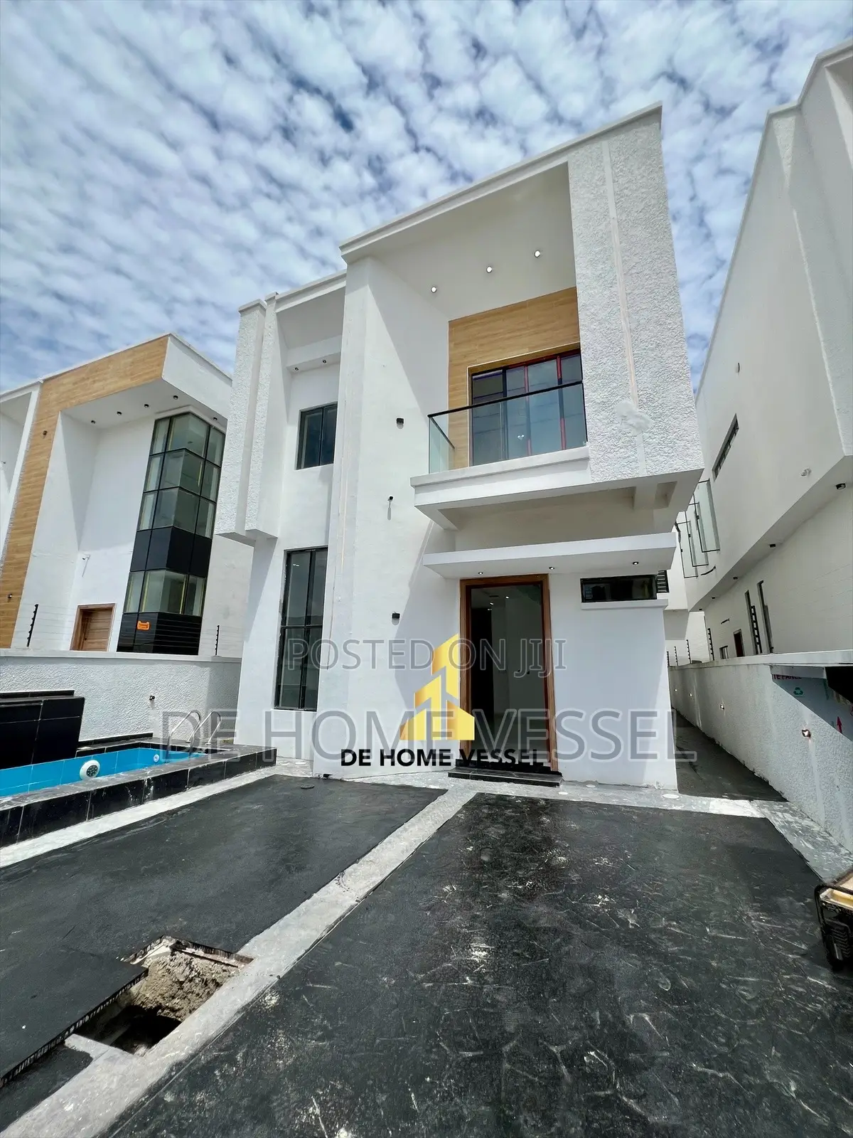 5bdrm Duplex in Chevron for sale