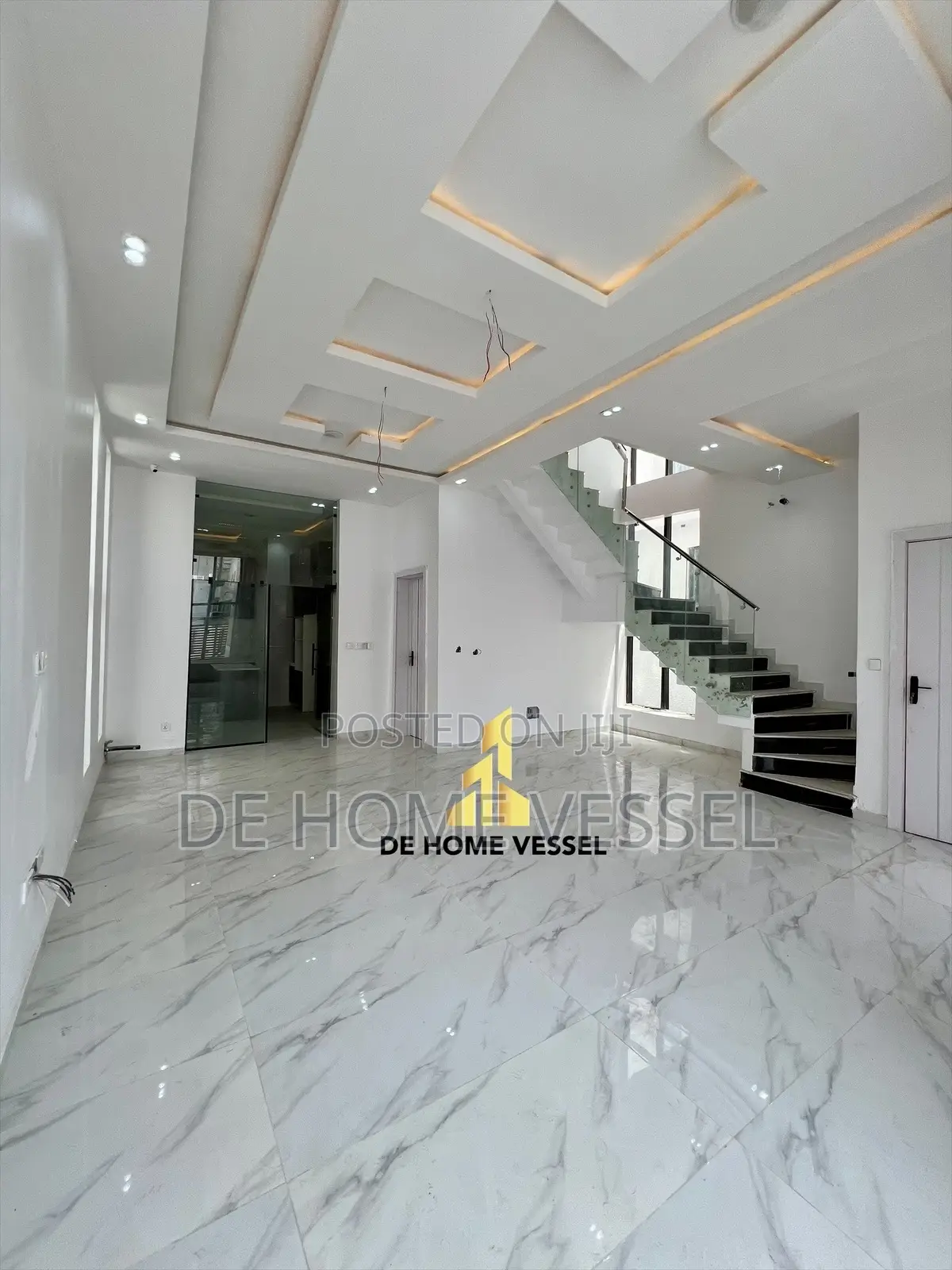 5bdrm Duplex in Chevron for sale