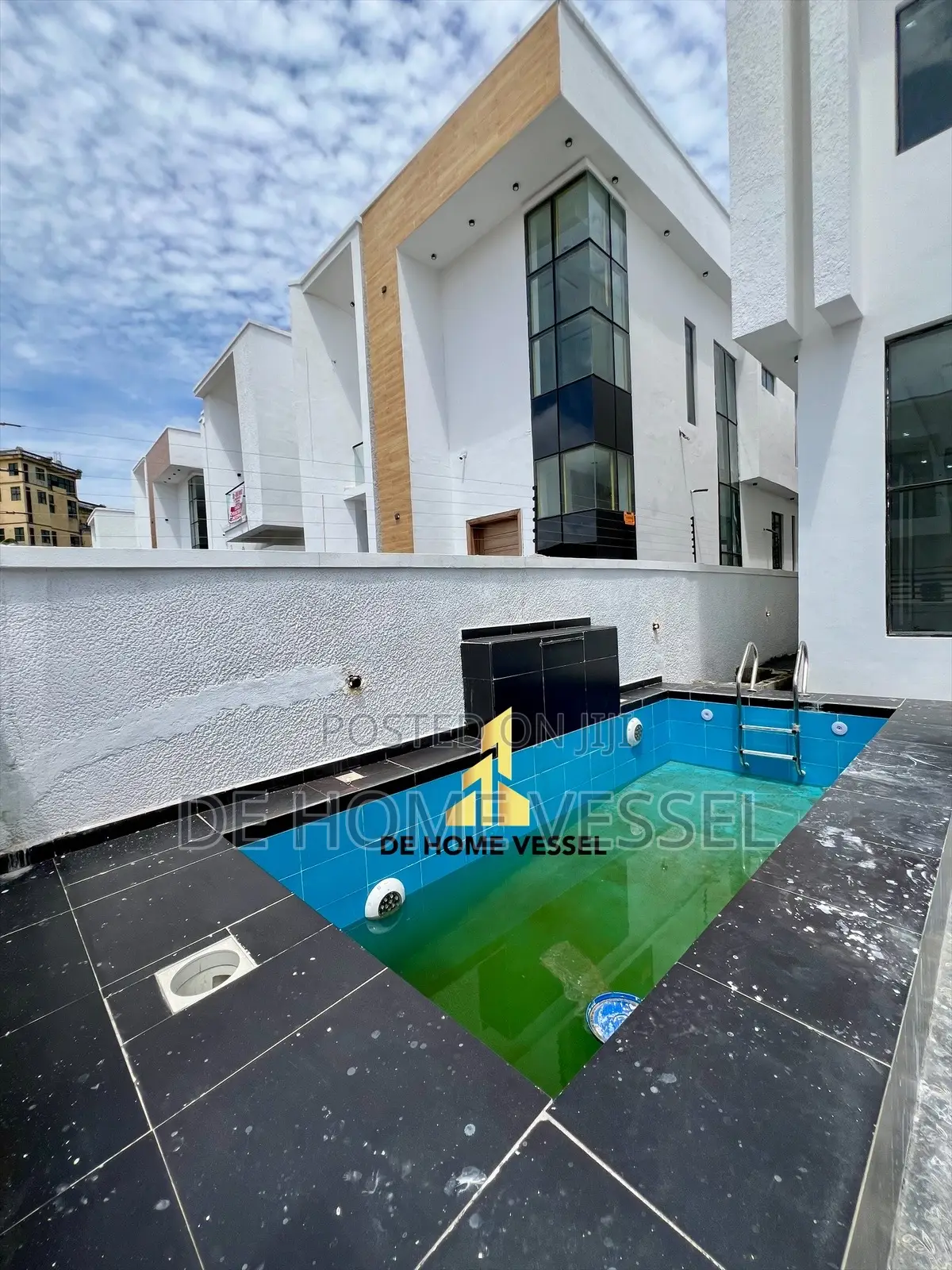5bdrm Duplex in Chevron for sale