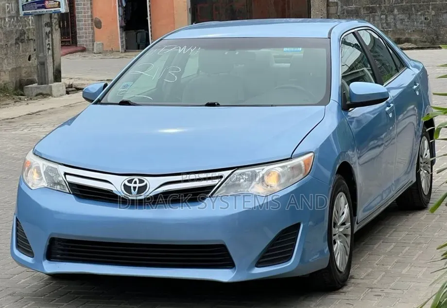 Toyota Camry LE 4dr Sedan (2.5L 4cyl 6A) 2013 Blue