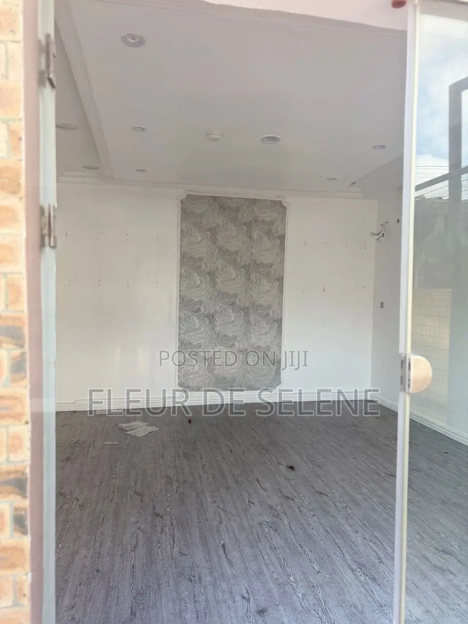 Office /Shop Space || 6/8 Million || Lekki Phase 1, Lagos