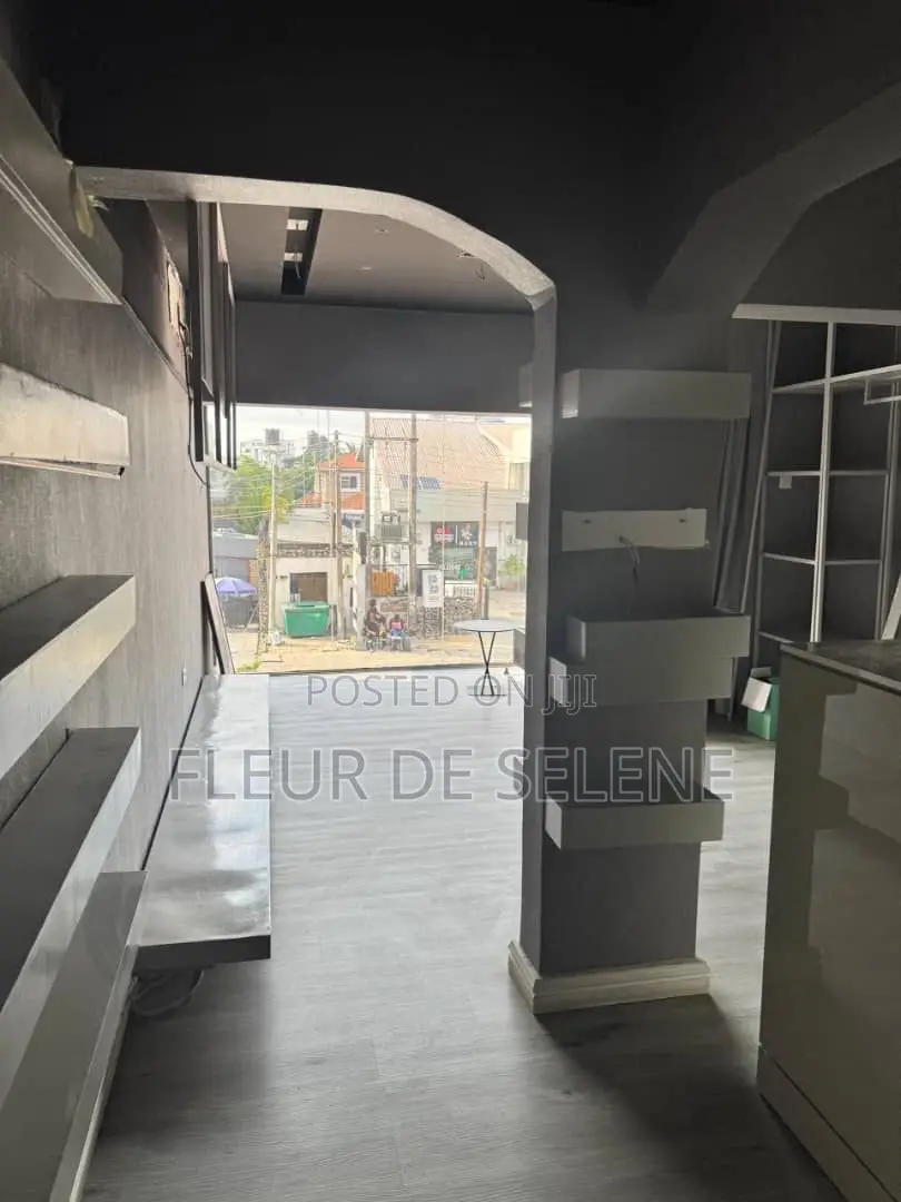 Office /Shop Space || 6/8 Million || Lekki Phase 1, Lagos