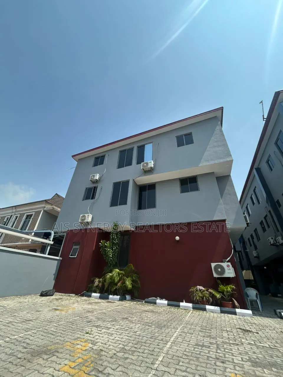 3bdrm Apartment in Lekki Phase 1 for sale