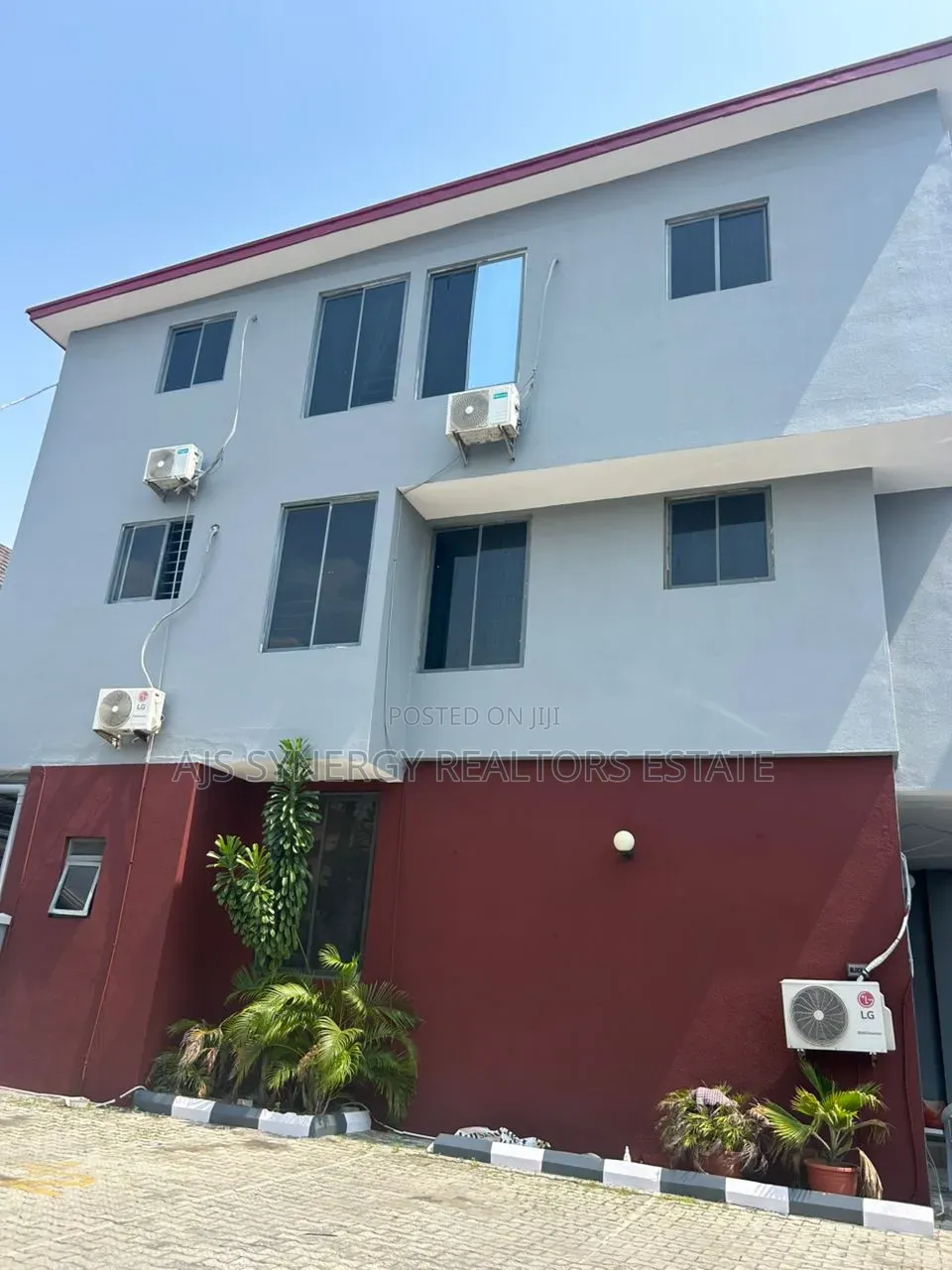 3bdrm Apartment in Lekki Phase 1 for sale
