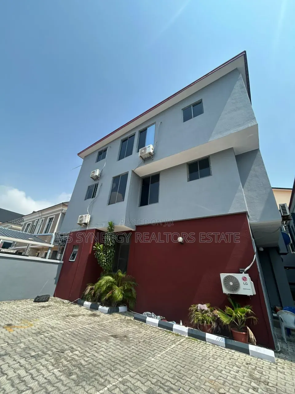 3bdrm Apartment in Lekki Phase 1 for sale