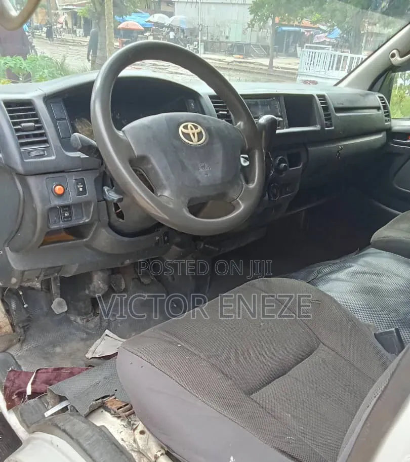 Toyota HiAce 2017 White