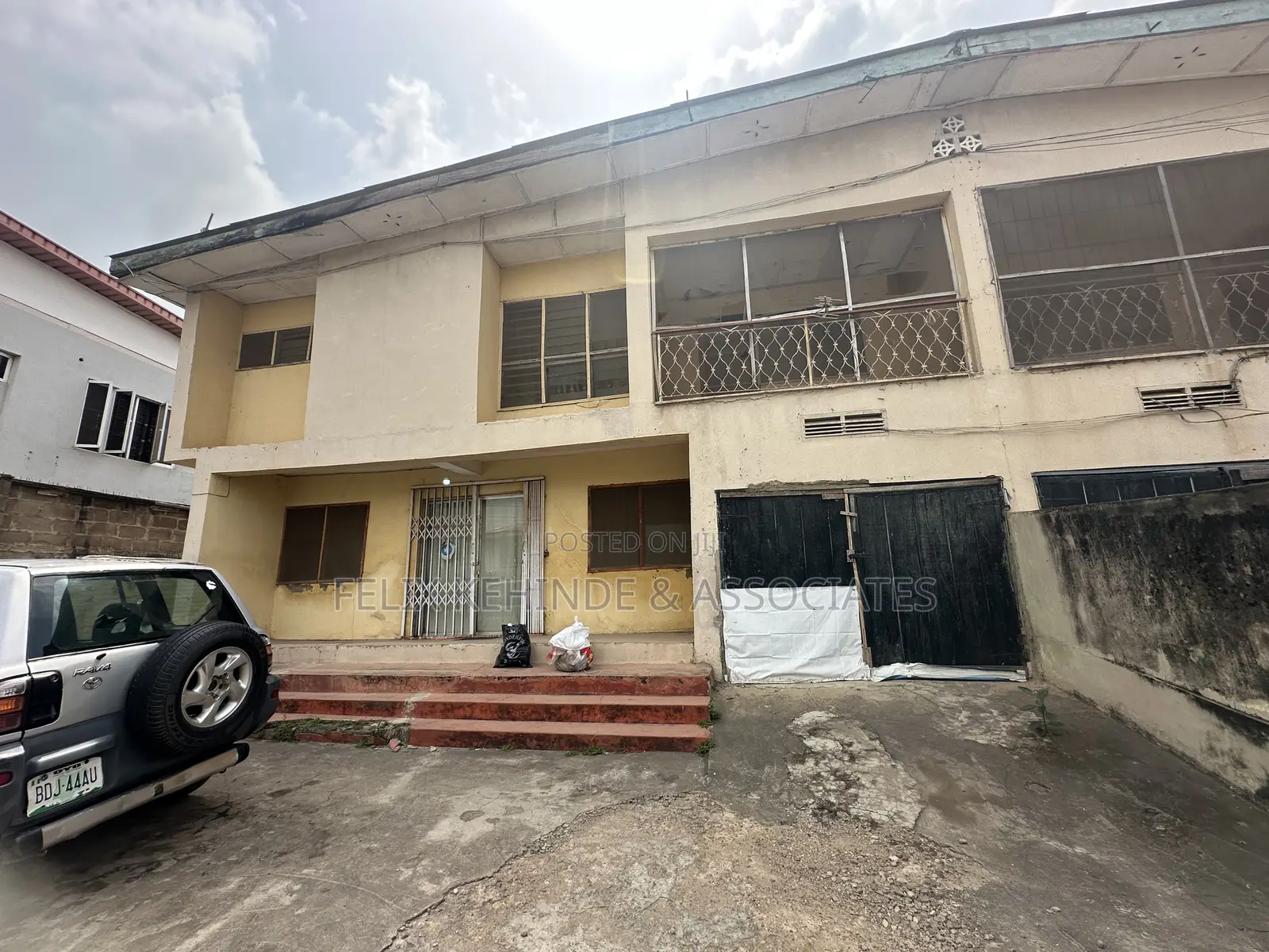12bdrm Block of Flats in New Bodija for sale