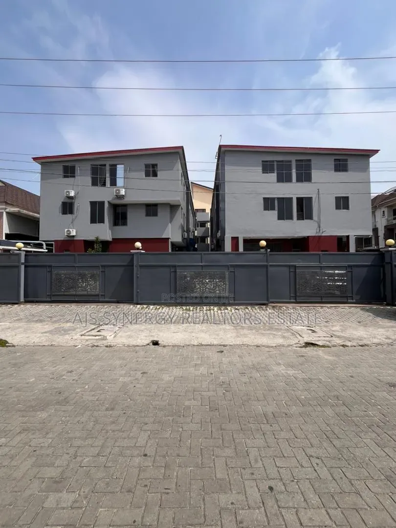 3bdrm Apartment in Lekki Phase 1 for sale