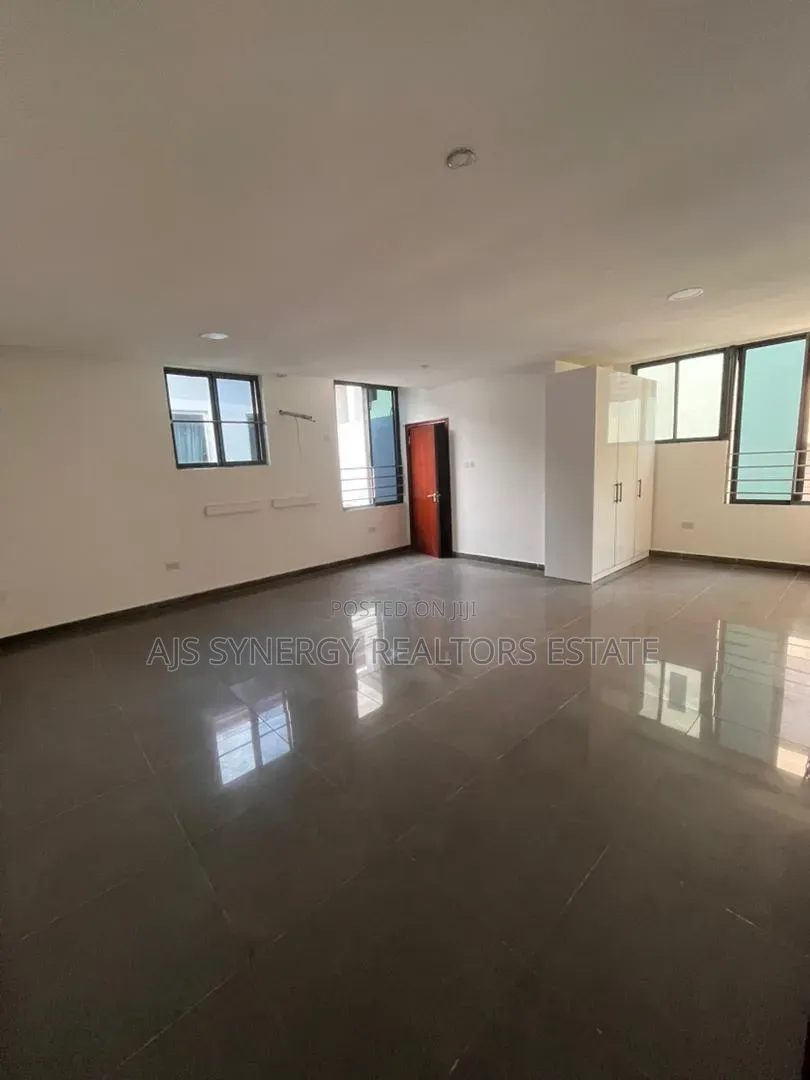 3bdrm Apartment in Lekki Phase 1 for sale