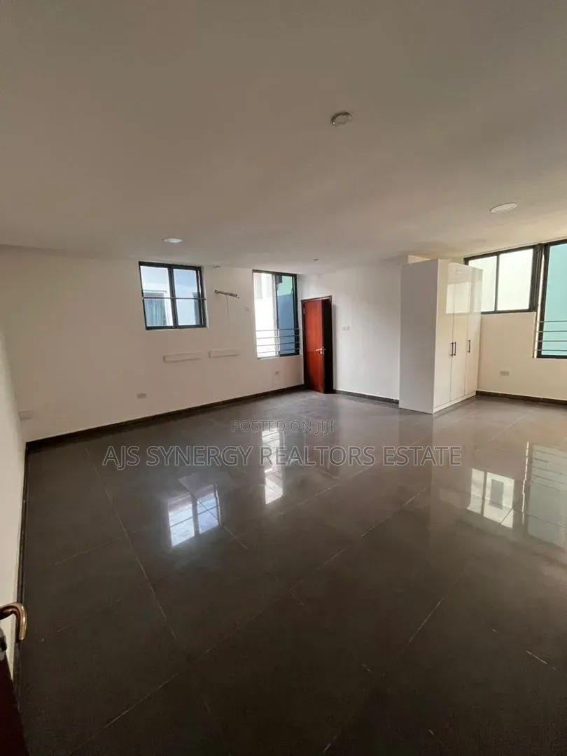 3bdrm Apartment in Lekki Phase 1 for sale