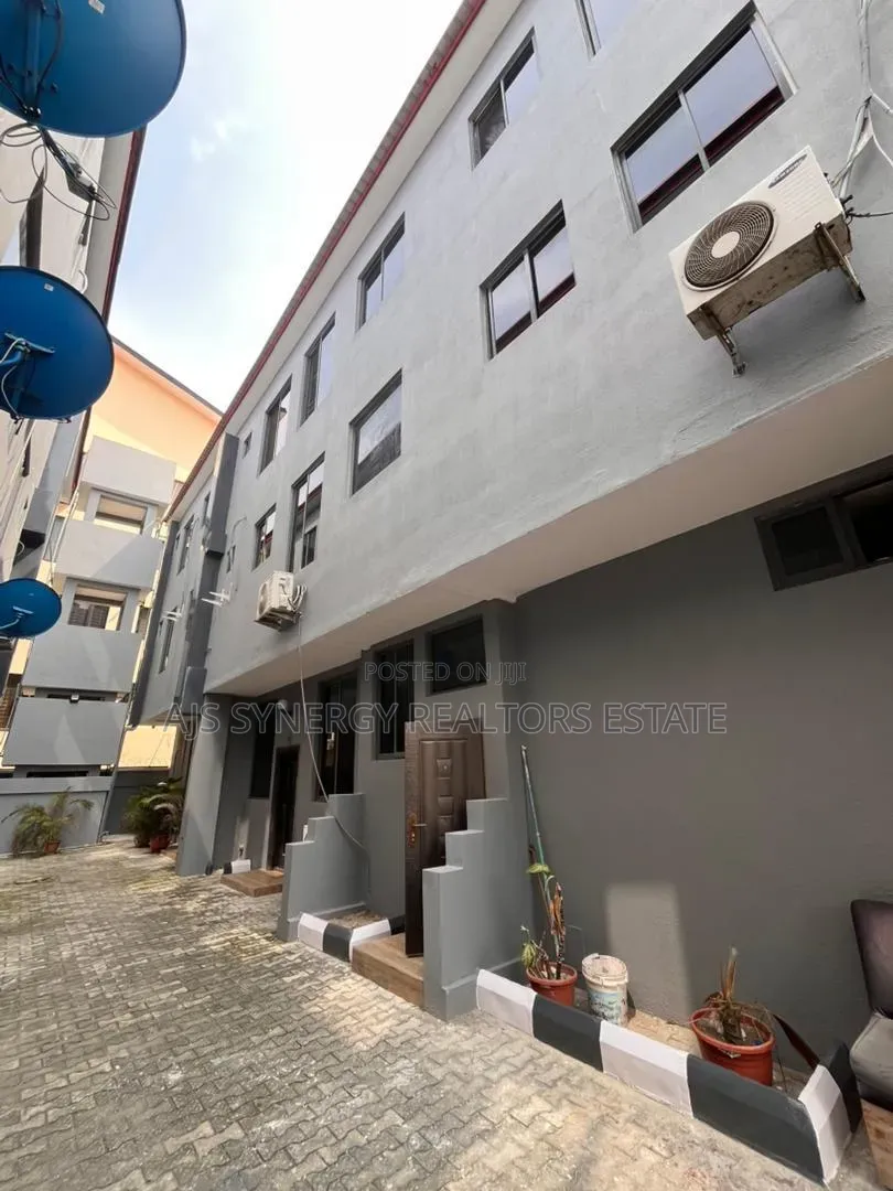 3bdrm Apartment in Lekki Phase 1 for sale