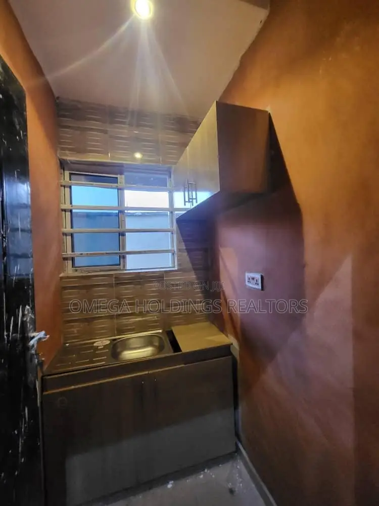 8bdrm Apartment in Elebu, Akala Express for sale