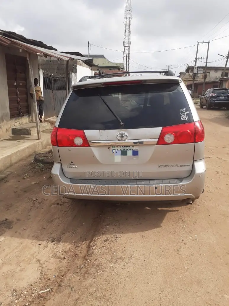 Toyota Sienna XLE Limited 2005 Gold