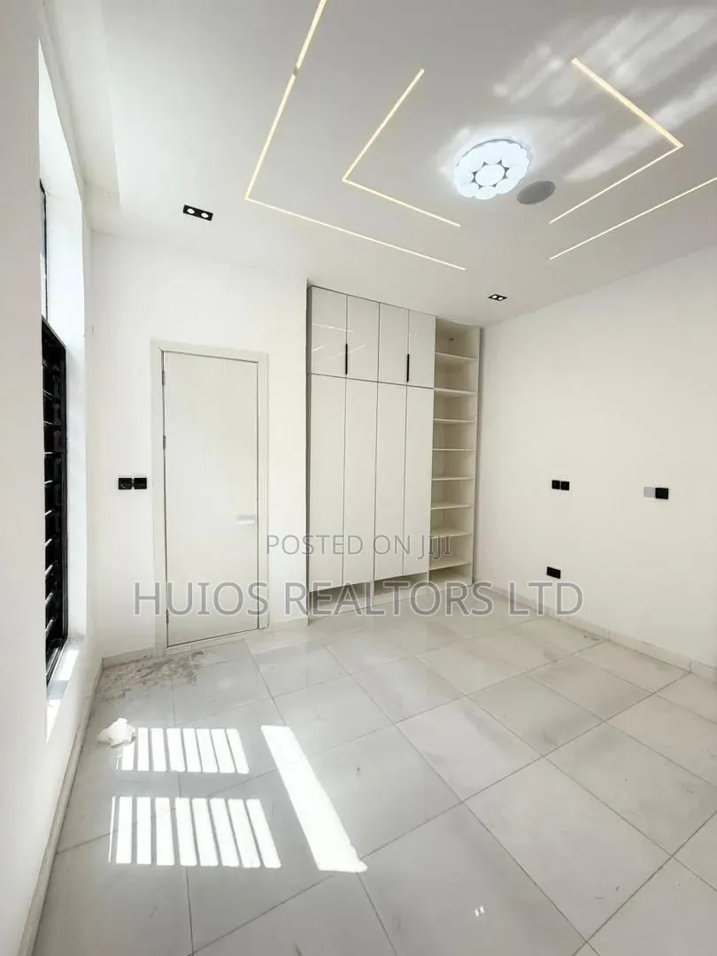 4bdrm Duplex in Ikota for sale