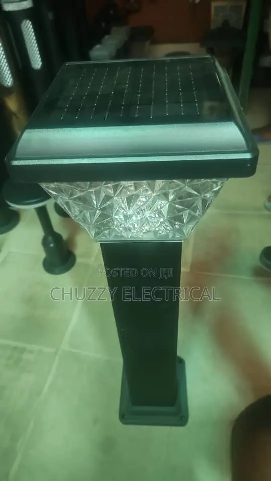 Diamond-Cut Solar Bollard Light