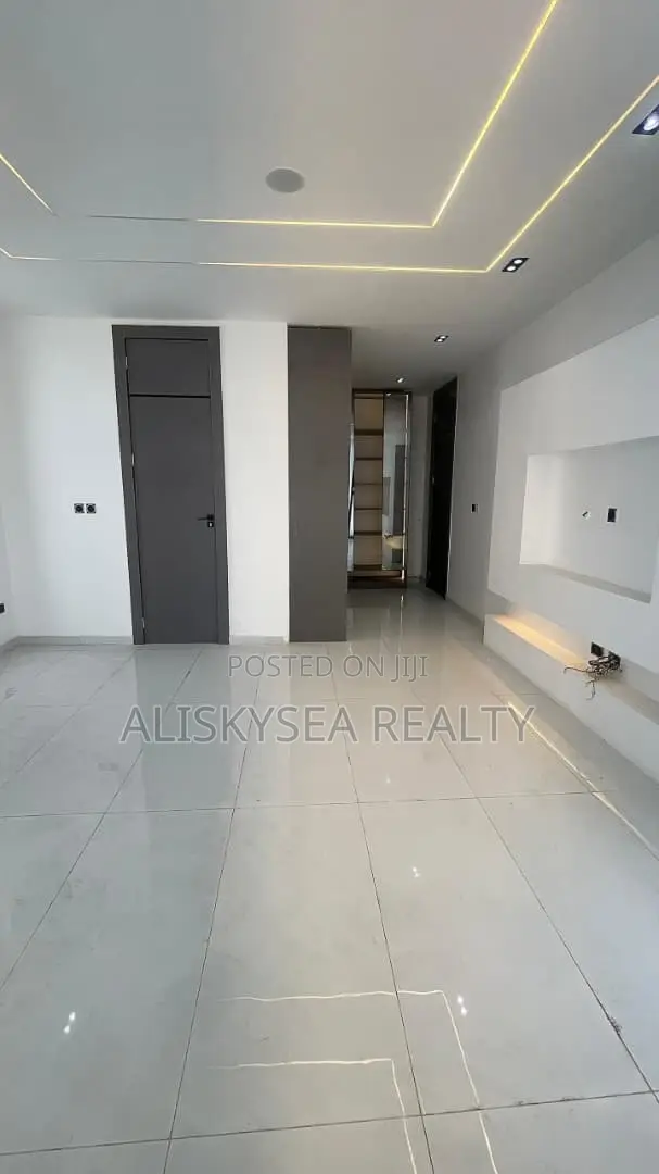5bdrm Duplex in Chevron for sale