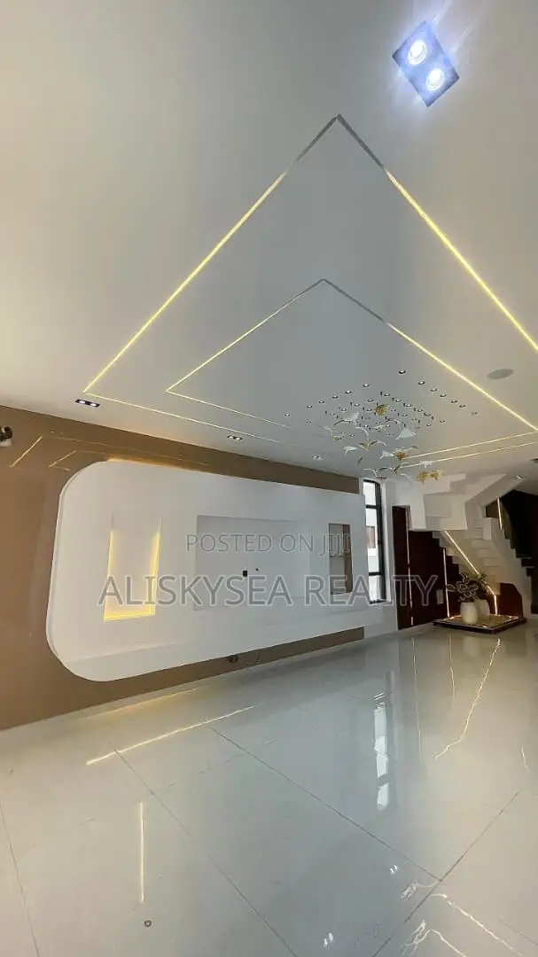 5bdrm Duplex in Chevron for sale