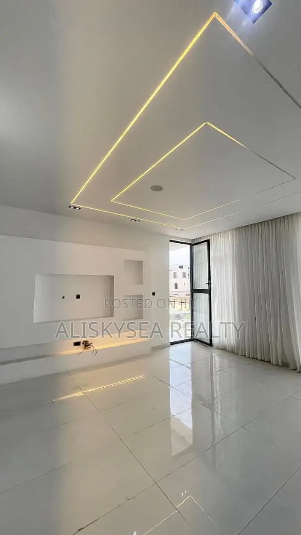 5bdrm Duplex in Chevron for sale