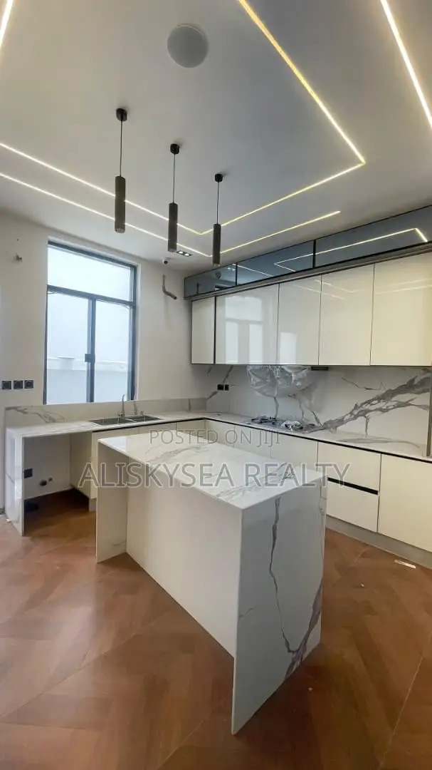 5bdrm Duplex in Chevron for sale