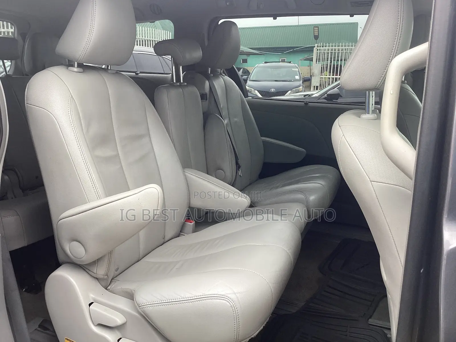 Toyota Sienna XLE 7-Passenger 4dr Minivan AWD (3.5L 6cyl 6A) 2014 Gray