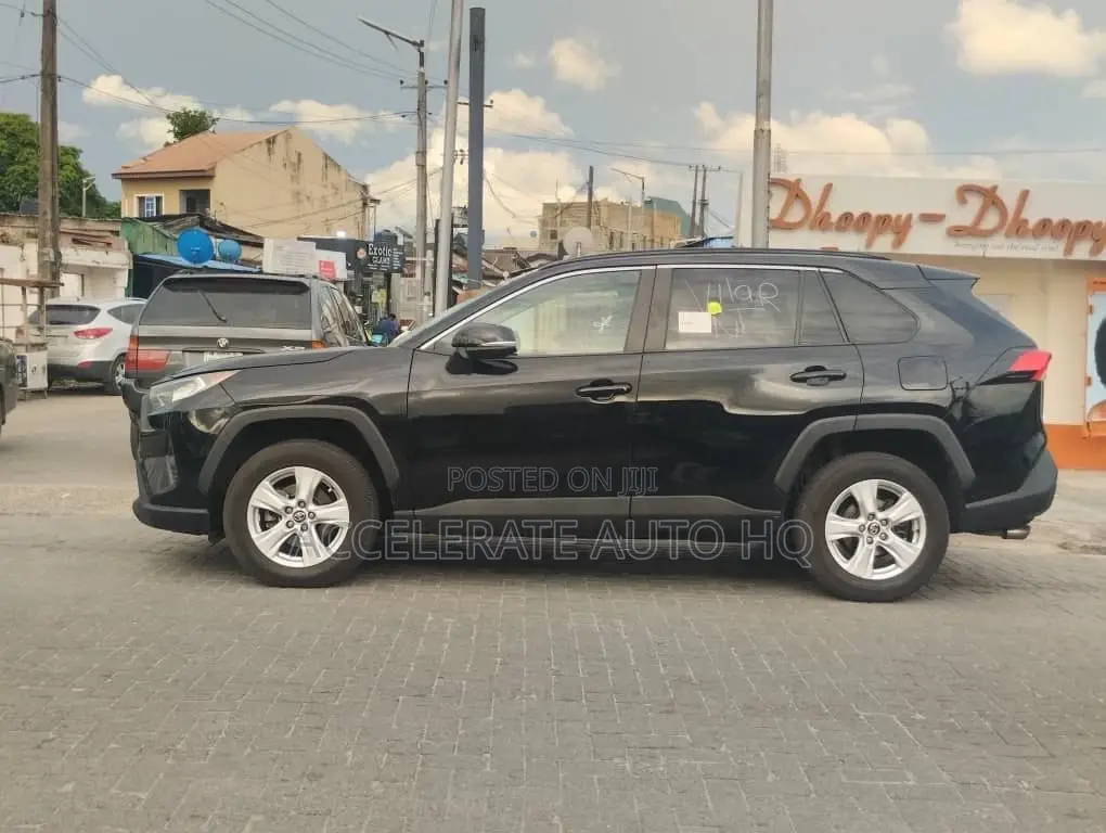 Toyota RAV4 XLE 2021 Black