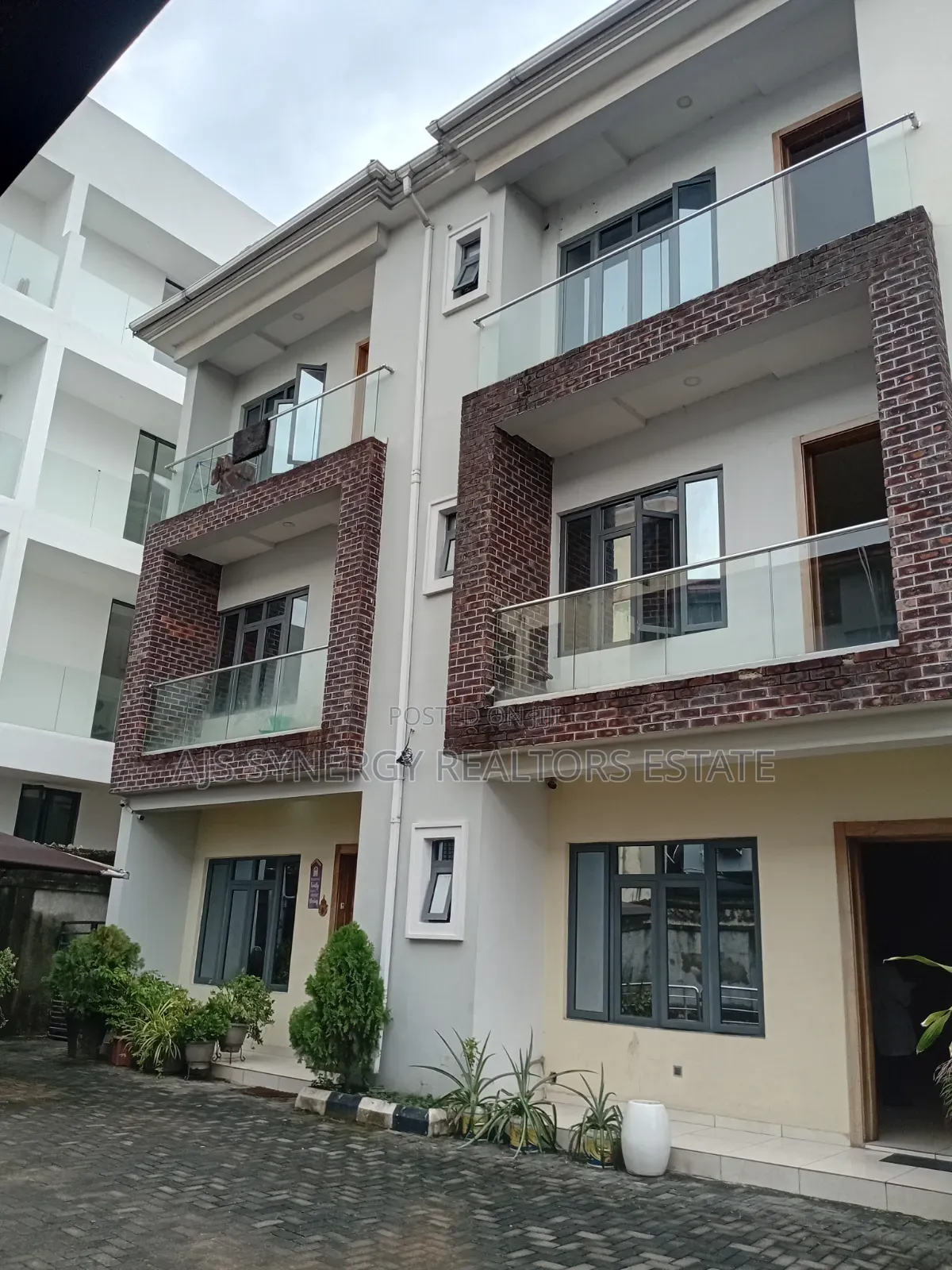 4bdrm Duplex in Lekki Phase 1 for rent
