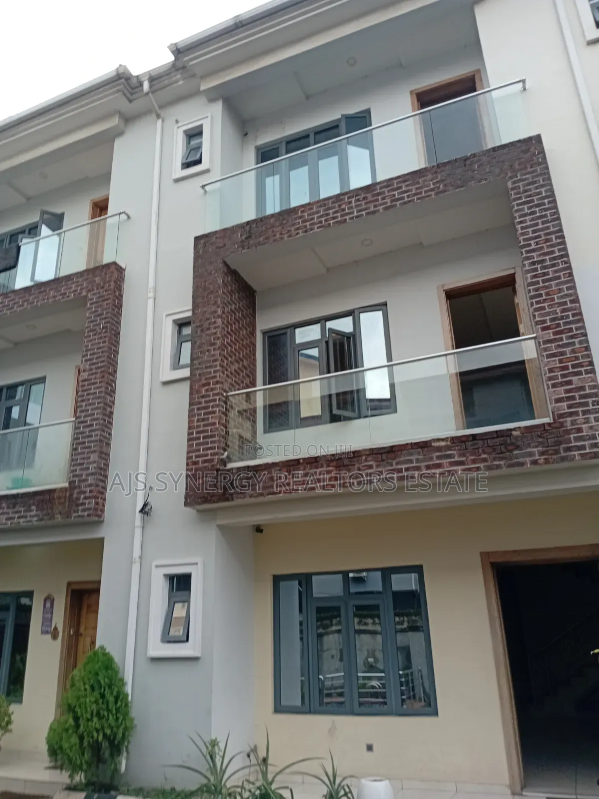 4bdrm Duplex in Lekki Phase 1 for rent