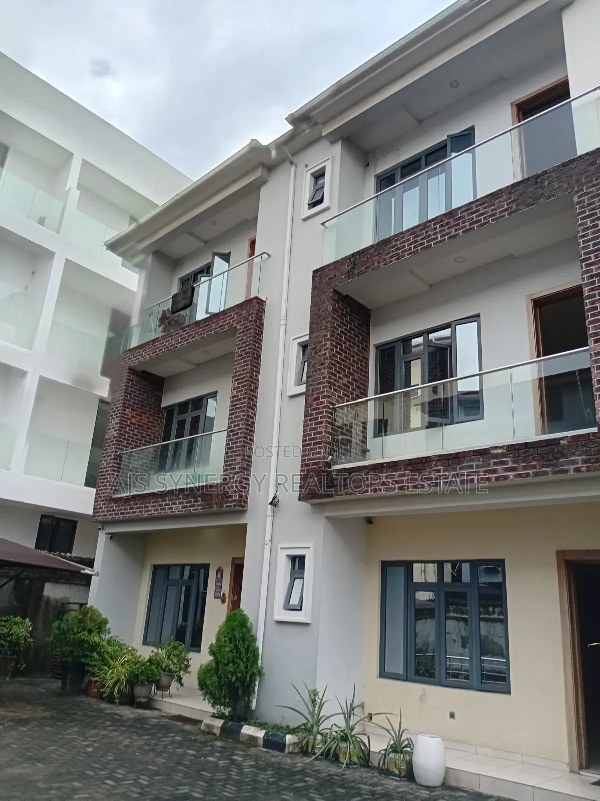4bdrm Duplex in Lekki Phase 1 for rent