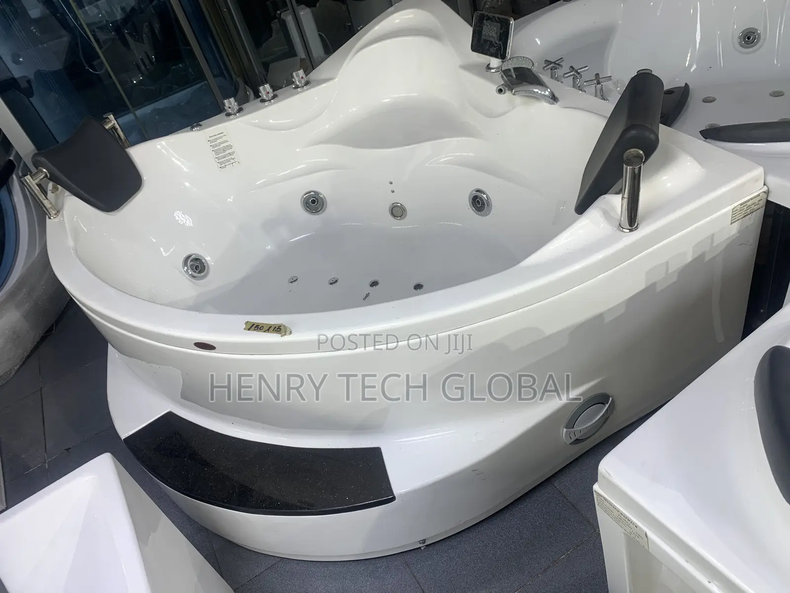 Curve Jacuzzi