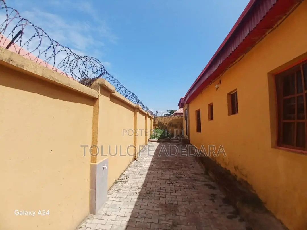 2bdrm Bungalow in Trademore Estate, Lugbe District for sale