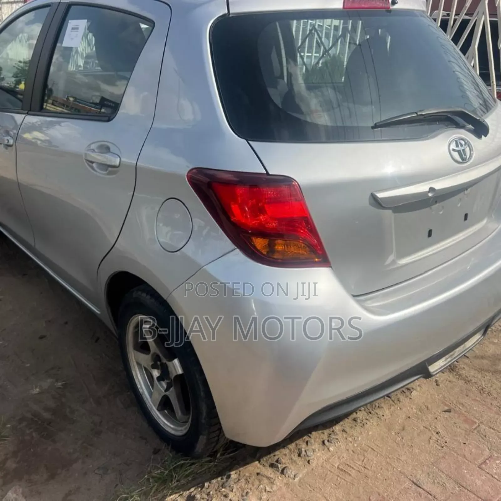 Toyota Yaris L Hatchback 5dr 2017 Silver