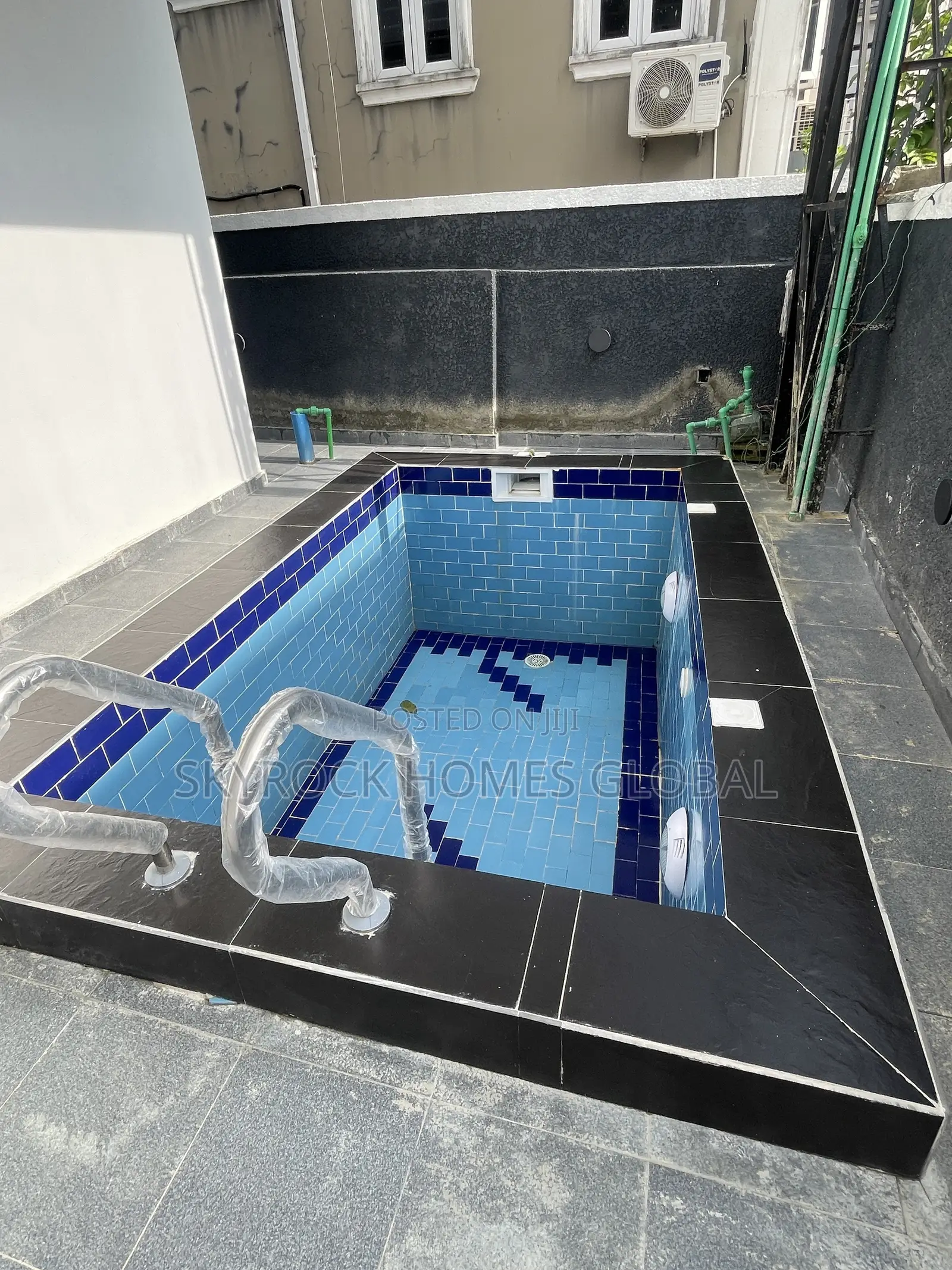 4bdrm Duplex in Thomas Estate for sale