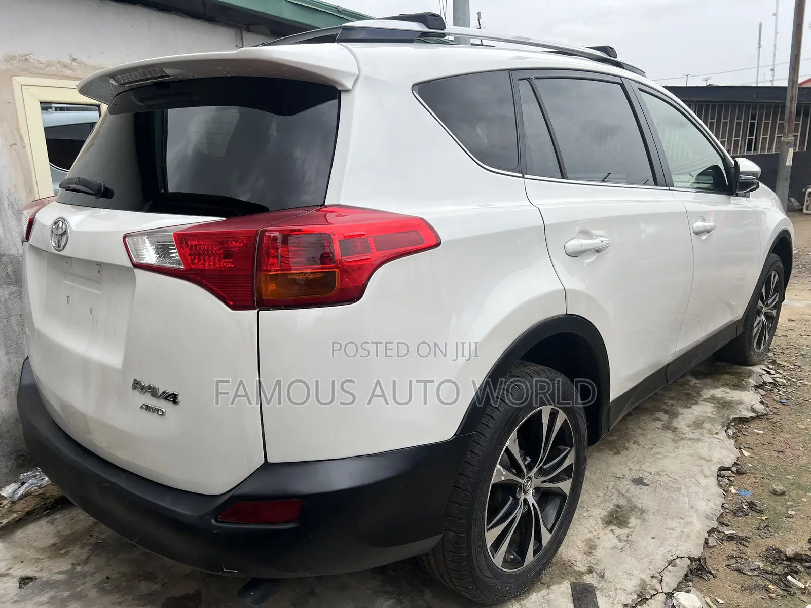 Toyota RAV4 XLE 4dr SUV AWD (2.5L 4cyl 6A) 2015 White