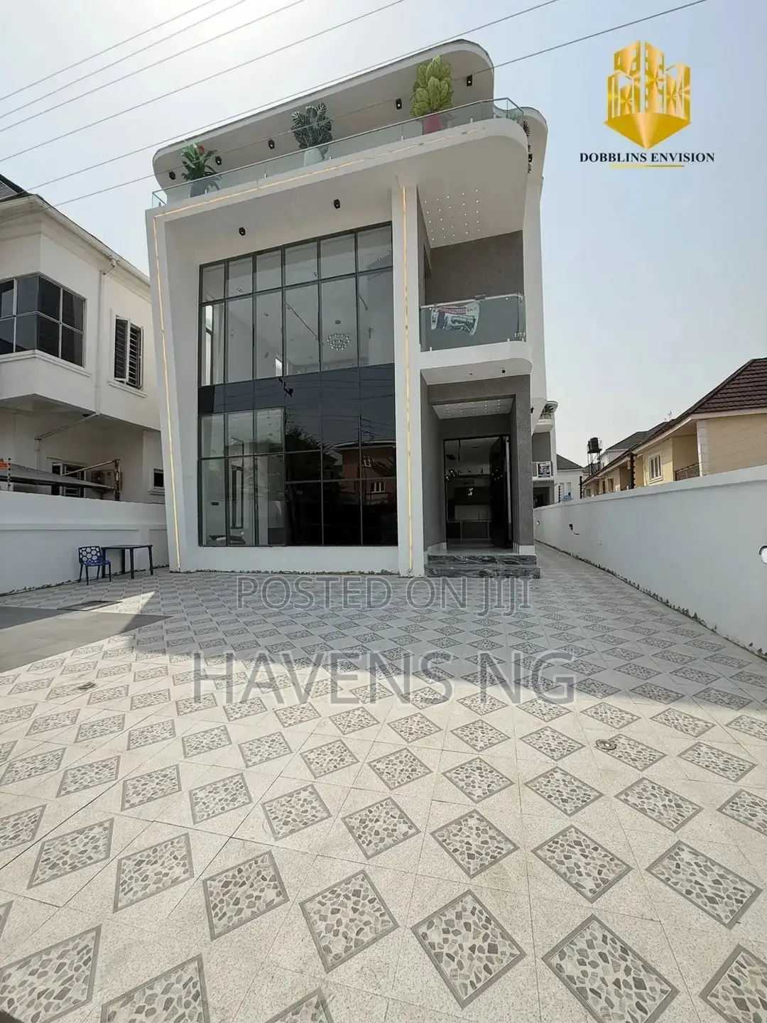 5bdrm Duplex in Chevron for sale