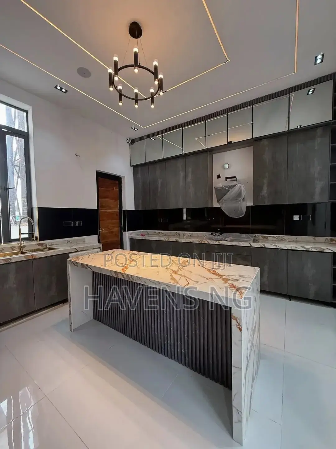 5bdrm Duplex in Chevron for sale