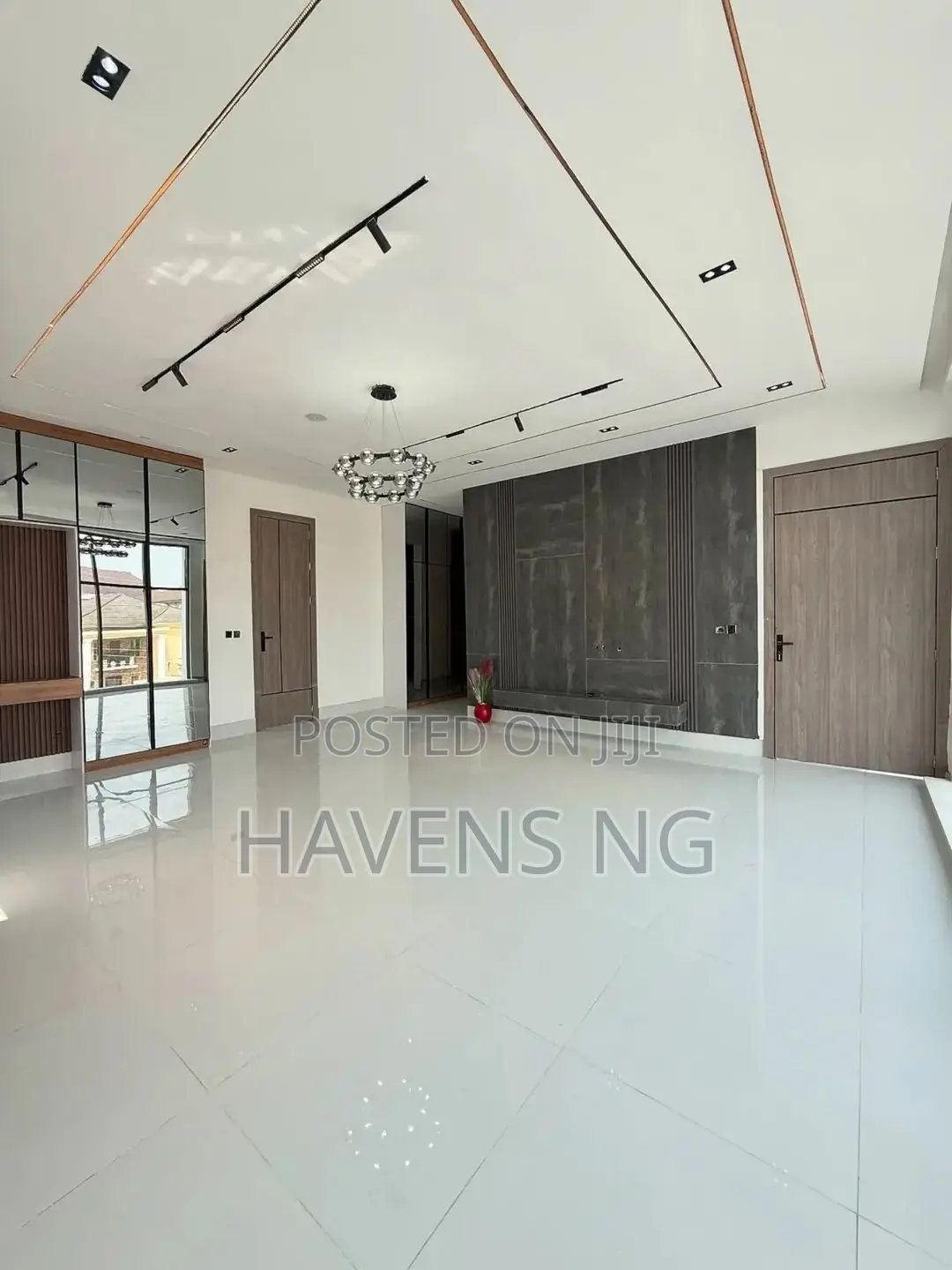 5bdrm Duplex in Chevron for sale