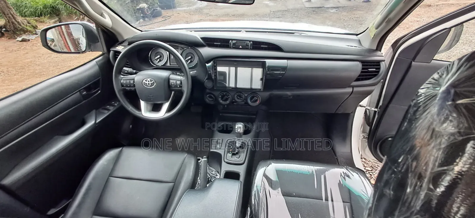 Toyota Hilux 2023 White