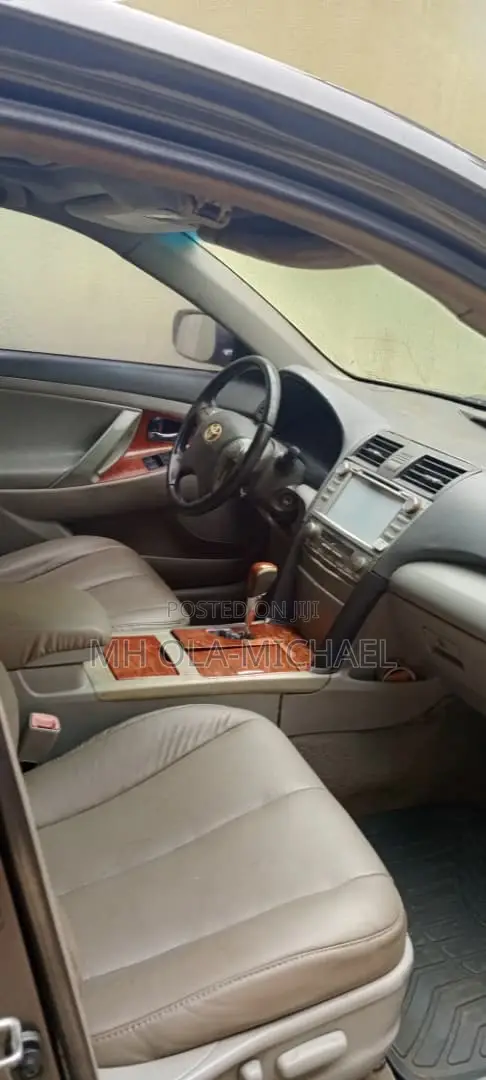 Toyota Camry XLE 4dr Sedan (2.5L 4cyl 6AM) 2010 Gray